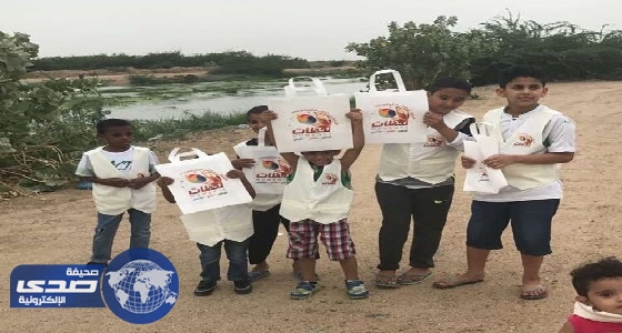 بالصور.. «لحظات» يشاركون الأطفال عملية تنظيف خط الساحل بحي السنابل