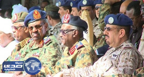 بالفيديو.. سعودي يلقي قصيدة أمام  ” البشير ” في ختام مناورات ” الدرع الأزرق “