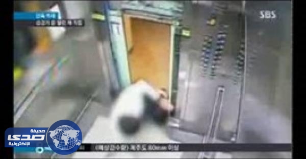 فيديو مروع.. رجل كاد يفقد حياته بالمصعد