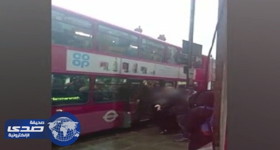 بالفيديو.. شرطة لندن تخرج &#8221; منتقبة &#8221; بعنف من حافلة ركاب