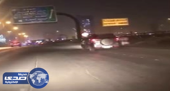 بالفيديو.. سائق متهور يتسبب في حادث مروري في الرياض