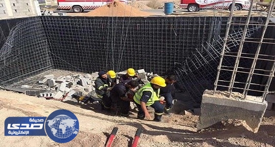 انتشال جثة عامل مصري من تحت أنقاض جدار في المدينة
