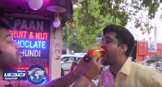 بالفيديو.. مطعم هندي يٌقدم وجبات غذائية تؤكل مٌشتعلة بالنيران