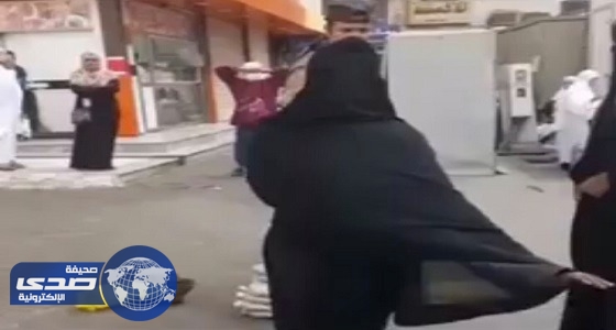 بالفيديو.. شاب يعتدي على فتاة ويصفعها على وجهها في مكة