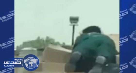 بالفيديو .. إهانة بالغة بحق عامل تثير استياء النشطاء