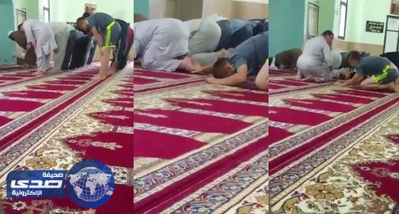 بالفيديو.. طفل يفسد صلاة شخص بطريقة ساخرة في أحد المساجد