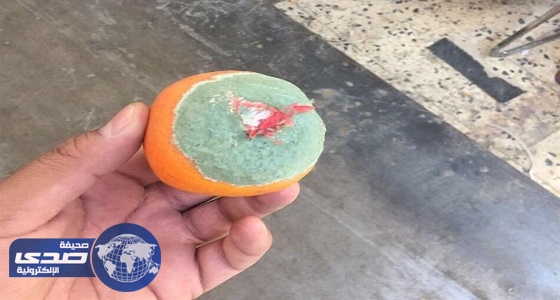 بالصور .. أمانة تبوك تصادر 136 كرتونة فاكهة فاسدة