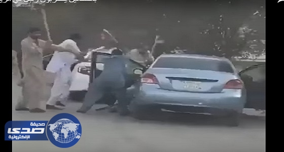 بالفيديو.. باكستانيون يعتدون على سائق بالضرب