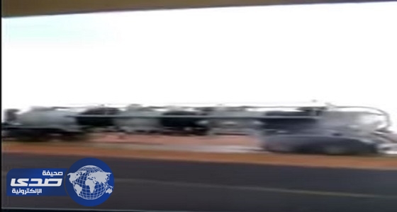 بالفيديو.. صهريج يسكب مادة سامة في الطريق