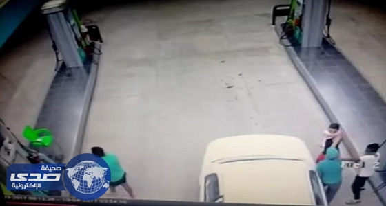 بالفيديو.. سرقة محطة وقود تحت تهديد السلاح بالرياض