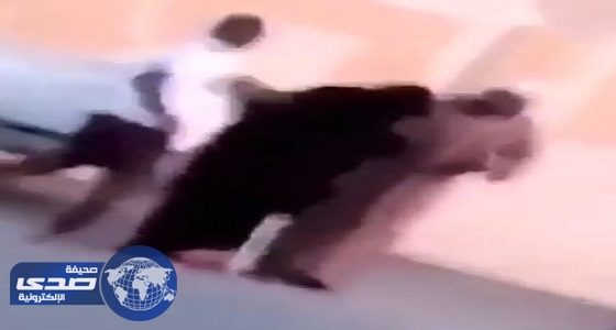 بالفيديو.. شاب يتجرد من مشاعر الإنسانية ويضرب والديه أمام المارة