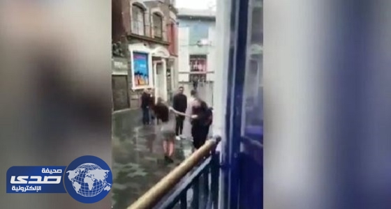 امرأة تنهال بالضرب على رجل أمن إنجليزي ورد فعله صادم