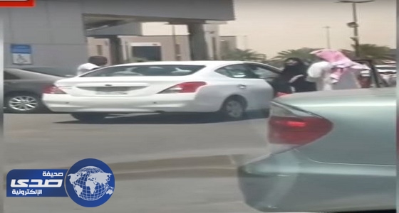 بالفيديو.. مواطن يضرب زوجته في الشارع بطريقة مثيرة
