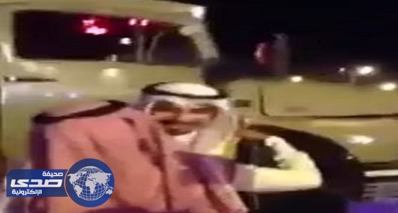 بالفيديو.. مواطن يصدم أصدقاءه في حفل زفافه