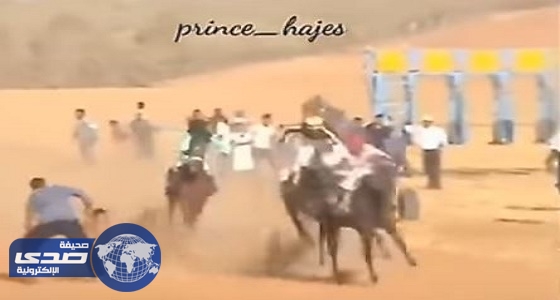 بالفيديو.. طفل متهور تعرض للموت تحت أقدام خيول سباق الجوف