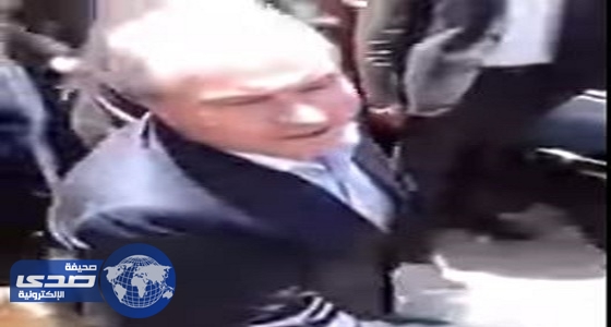 بالفيديو.. أردني لرئيس الوزراء: «الناس جاعت وبتاكل من القمامة»