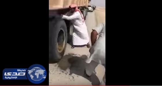 بالفيديو.. المارة ينقذون شاحنه من الإنفجار