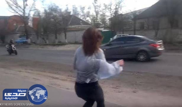 بالفيديو.. حادث بشع بسبب رقصة مثيرة لفتاة بالطريق العام