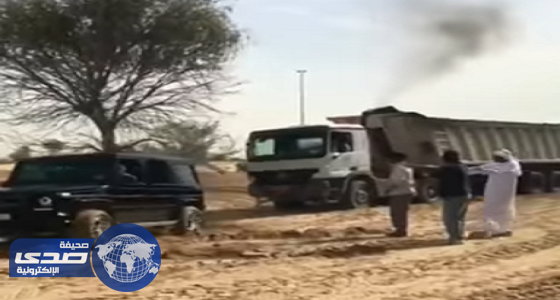 بالفيديو .. ولي عهد دبي يسحب شاحنة ضخمة من الرمال