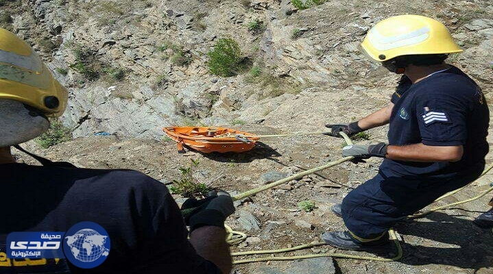 انتشال جثة مقيم سقط من منحدر جبلي بداير جازان «صور»