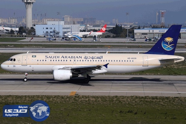 طائرة بالخطوط السعودية تصطدم بـ«عربة نقل العفش»