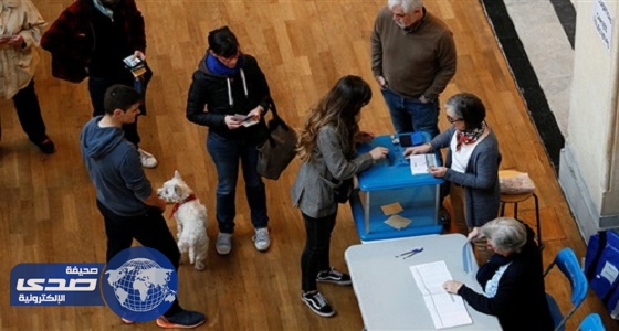 السلطات الفرنسية تخلي مركز اقتراع بسبب سيارة مجهولة