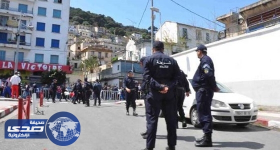 فتاة جزائرية تضع شرطيًا في موقف محرج