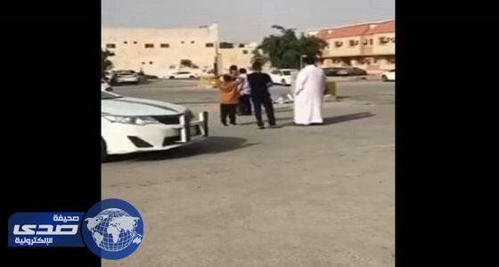 بالفيديو .. مفحط يصدم عجوز لا يغادر المسجد بحي الشفا بالرياض