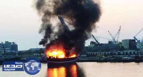سقوط سيارة في البحر أثناء انشغال قائدها بمشاهدة حريق بميناء الشارقة
