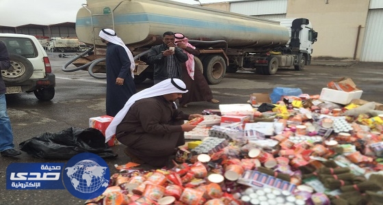 بلدية محافظة طريف تغلق١٣ محل وتصادر وتتلف ١١ طن ونصف من المواد الغذائية الفاسده