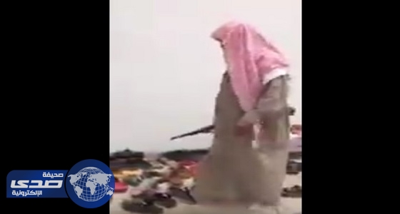 بالفيديو.. مواطن يحمل سلاحًا داخل المسجد
