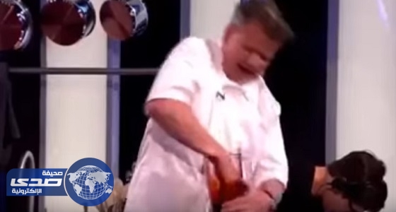 بالفيديو.. طباخ شهير يصدم الجمهور بعد قطع يده على الهواء