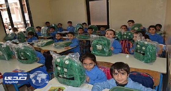 الحملة الوطنية السعودية تواصل توزيع الحقائب المدرسية على الطلبة أبناء اللاجئين