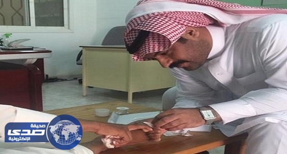 بالصور.. معلم يقوم بتضميد جرح طالب في إحدى مدارس بريدة