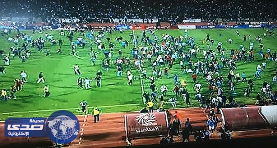 بالصور والفيديو: الجماهير تقتحم ملعب مباراة الوحدات والفيصلي الاردني