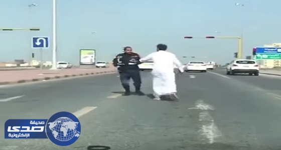بالفيديو.. اعتداء مواطن على رجل أمن في الكويت