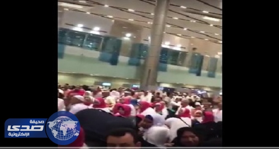بالفيديو.. تأخر طائرة ” الخطوط السعودية ” يثير غضب المعتمرين بمطار القاهرة
