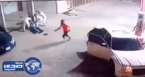 بالفيديو.. 4 أشخاص يعتدون على رجل بشكل مهين في الرياض