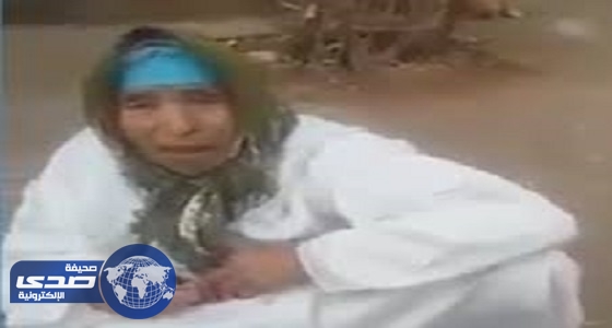 بالفيديو.. مغربي يلقي والدته بالشارع بمساعدة زوجته
