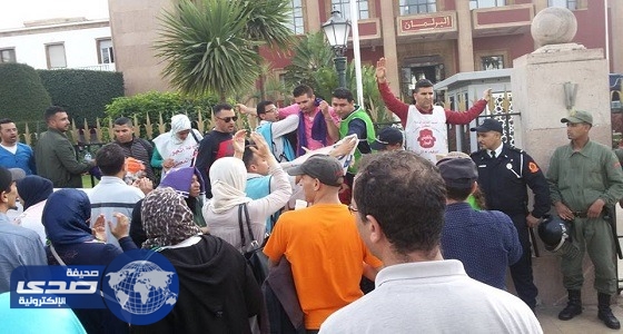 بالصور.. شباب يحاول اقتحام برلمان المغرب للمطالبة بالتعيين