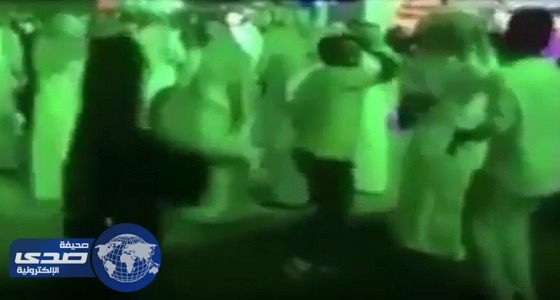 بالفيديو.. فتاة ترقص وسط مجموعة من الشباب في مكان عام