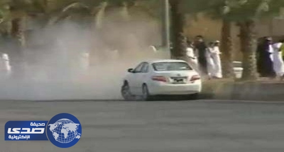 بالفيديو .. مفحط متهور يدهس المشاهدين له تحت عجلات السيارة في عمان