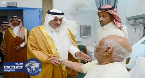 أمير تبوك يزور الشيخ محمد أبو دميك بمستشفى الملك خالد