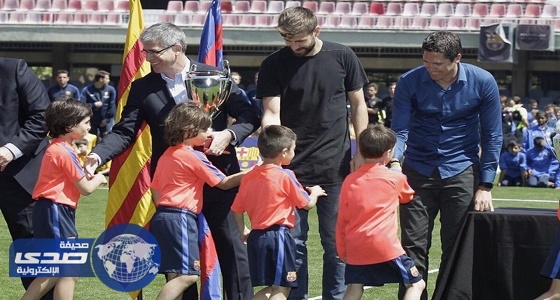 بالفيديو .. بيكيه يتعرض لموقف محرج من طفل برشلوني