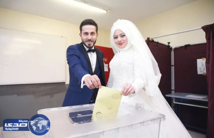 عروسان تركيان يتركان حفل الزفاف للتصويت بالأستفتاء على الدستور