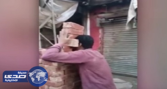 بالفيديو.. عامل باكستاني يحمل الطوب بأسنانه