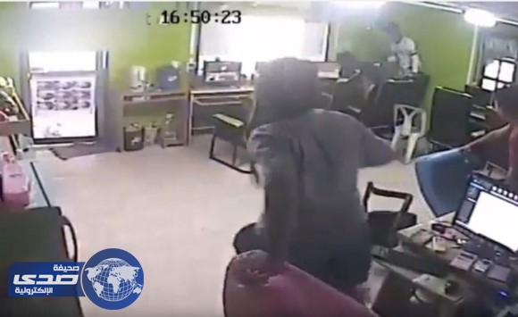 بالفيديو.. أفعى طائرة تٌهاجم شخص بمقهى إنترنت