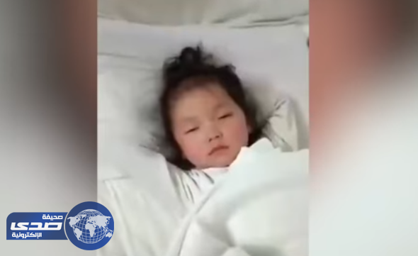 بالفيديو.. صيني يصور ابنته وهو يٌعذبها .. والشرطة تعتقله