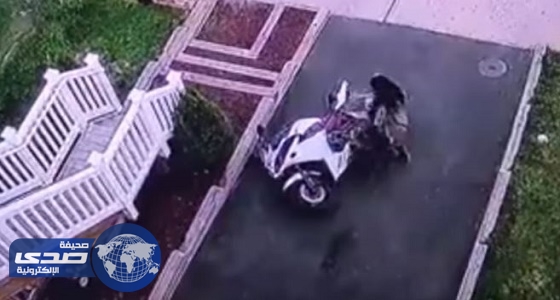 بالفيديو.. سقوط مروع لفتاة من فوق دراجة بخارية