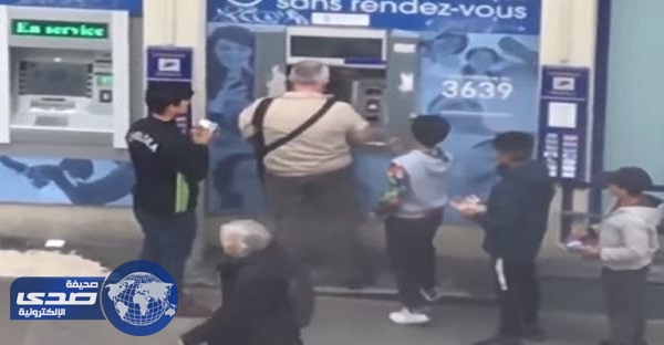 بالفيديو: عجوز يٌطارد عصابة من الأطفال حاولوا سرقته